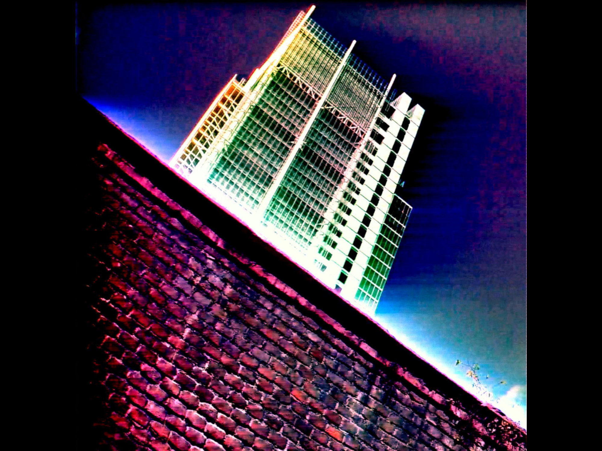 File di mattoni e un grattacielo (Frame) @ Here1