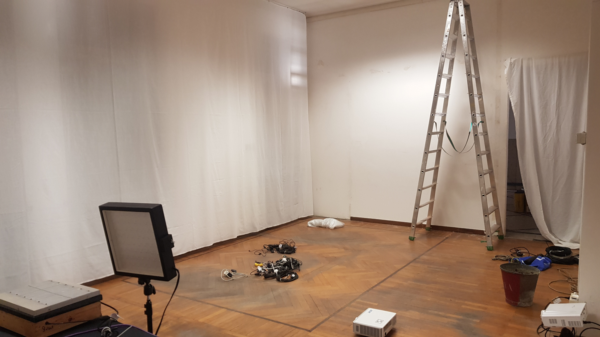 Allestimento degli schermi per la videoproiezione @ Living Rooms FlashbackHabitat