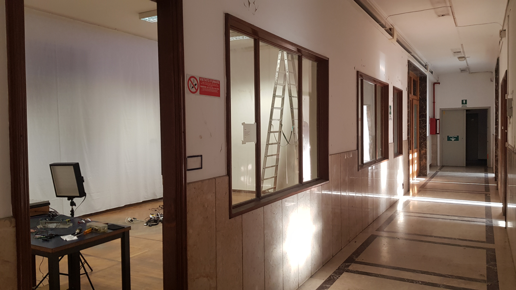 Allestimento del tavolo dove verranno disposte le immagini per le riprese @ Living Rooms FlashbackHabitat