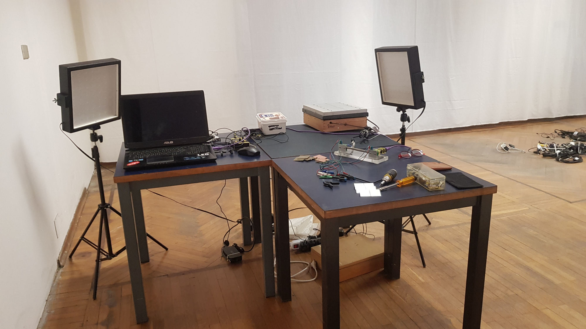 Allestimento del tavolo dove verranno disposte le immagini per le riprese @ Living Rooms FlashbackHabitat